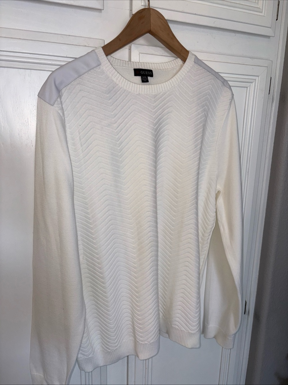 NWOT GUESS White V-Neck 100% Cotton Sweater Size XL TG Chevron Pattern Great